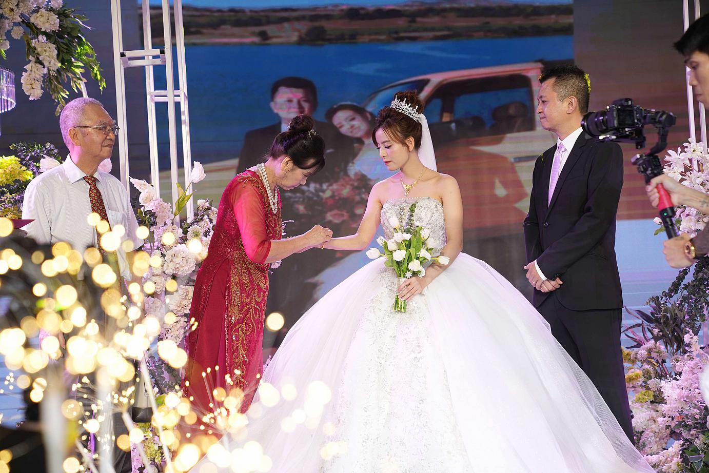 CHI PHÍ TỔ CHỨC ĐÁM CƯỚI TẠI NHÀ HÀNG LÀ BAO NHIÊU?